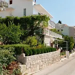 Apartments By The Sea Pisak, Omis - 1010 * Mimice