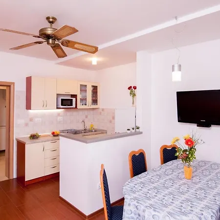 Apartman Apartments By The Sea Pisak, Omis - 1010 Mimice