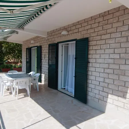 Apartman Apartments By The Sea Pisak, Omis - 1010 *